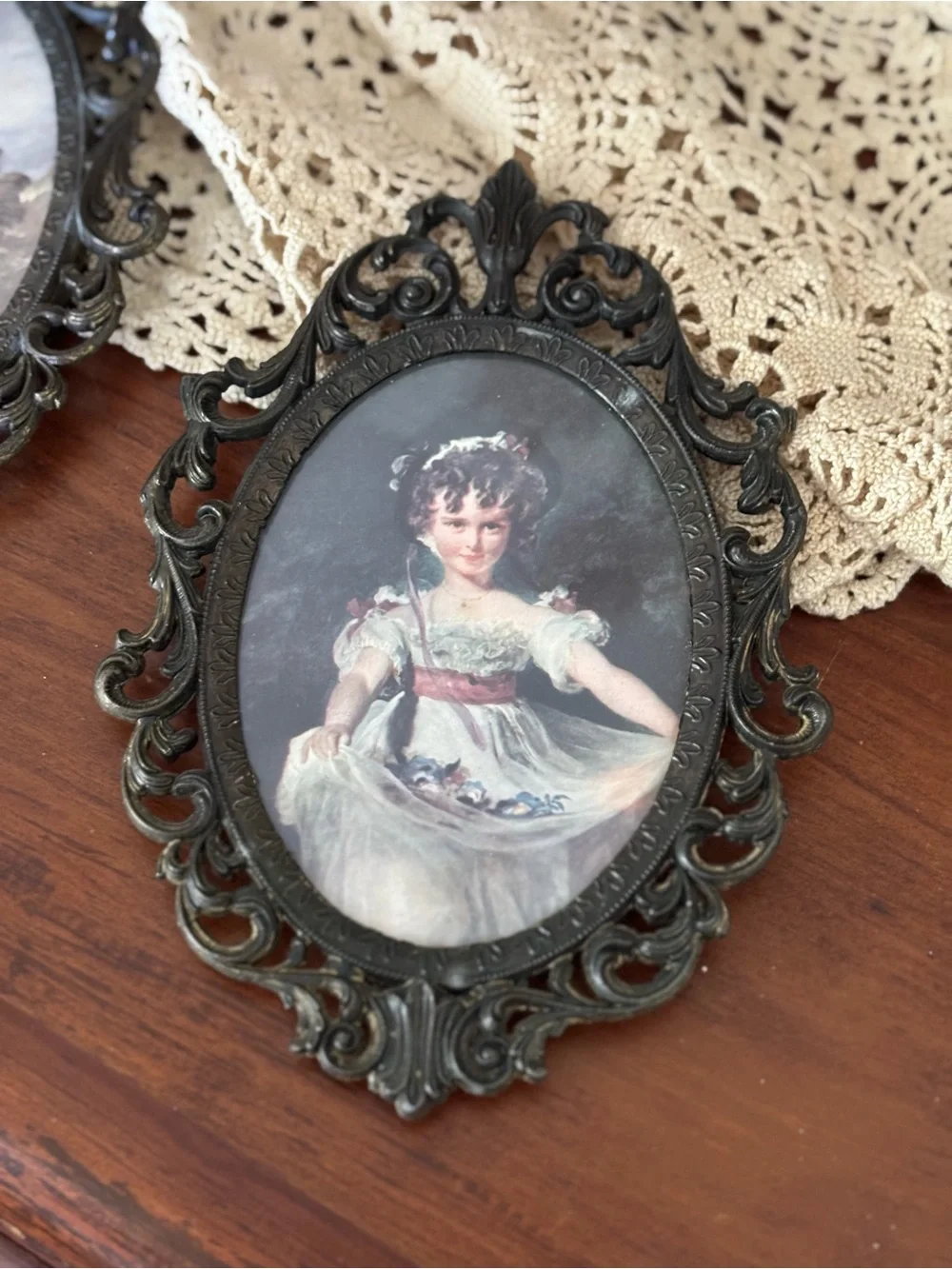 Vintage Ornate Brass Vintage-Style Oval Wall Frames with Classic Portraits